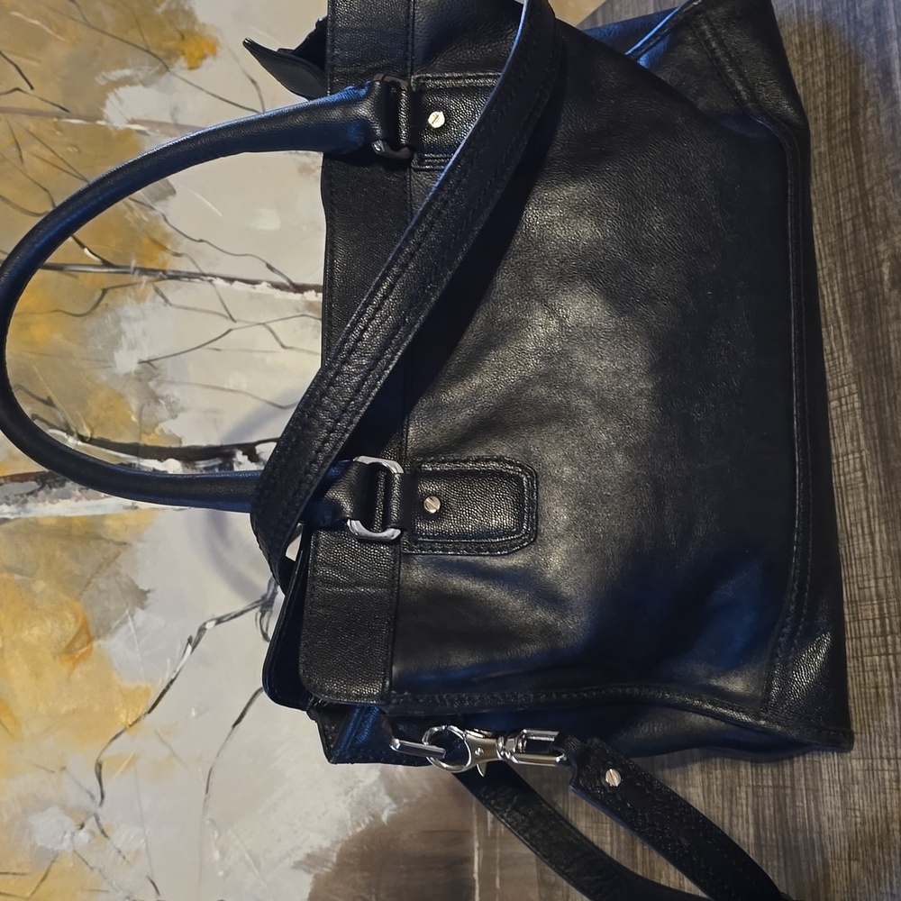 Elegant Black Leather Handbag - Picture 4 of 11